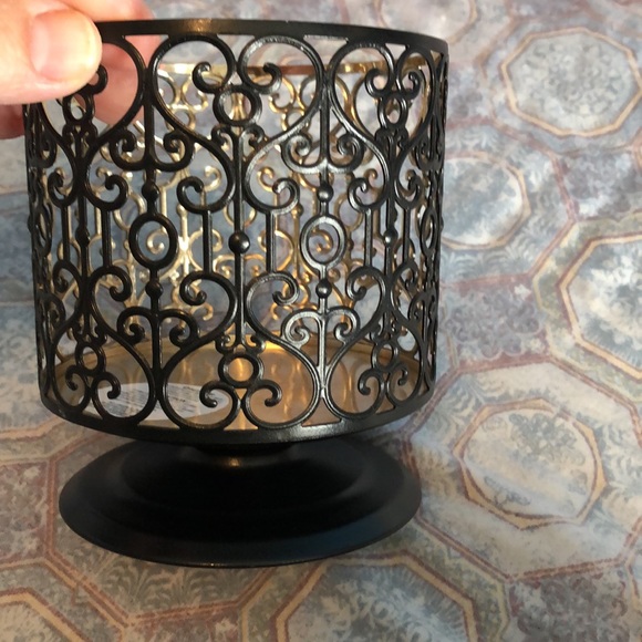 **SOLD** Bath and BodyWorks white Barn Candles - Picture 4 of 9